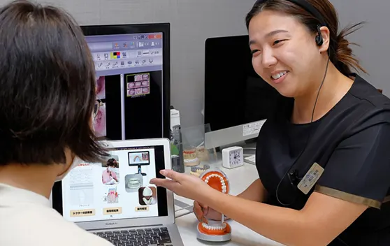 患者様のカウンセリングをしている歯医者